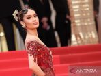 Cinta Laura tampil berkebaya di karpet merah festival film Cannes 2025